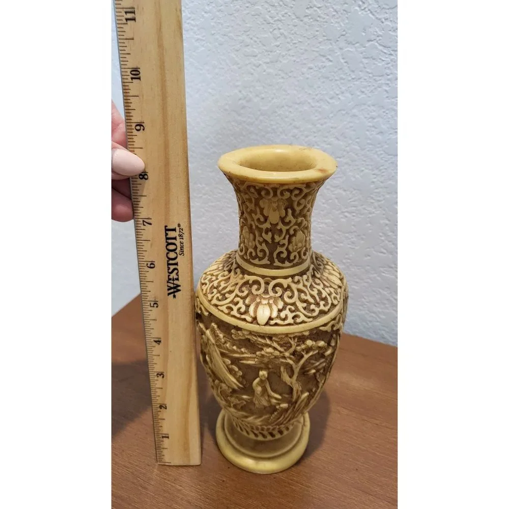Asian Resin Vase‎